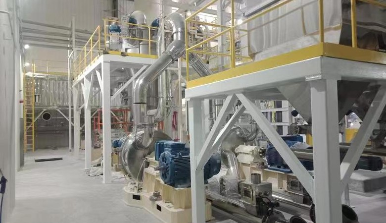 Superfine impact mill system for ammonium polyphosphate grinding
